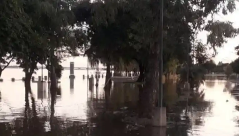 Inundación en Paso de los Libres: cerraron la costanera y hay 10 familias evacuadas