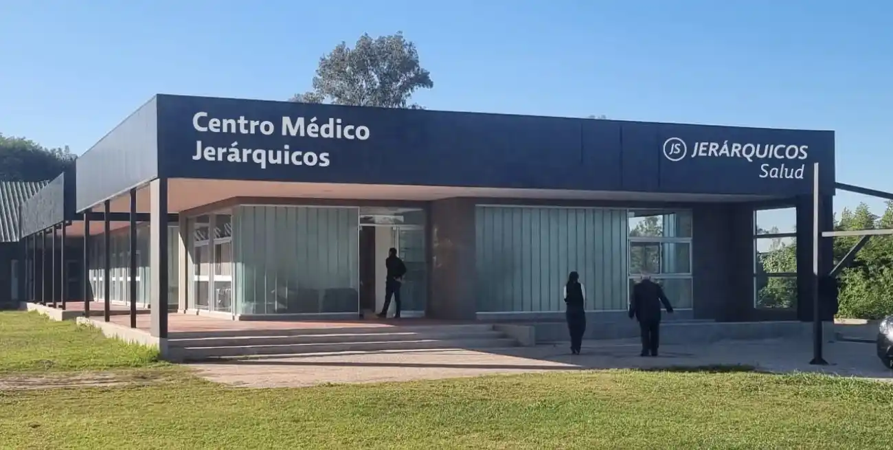 La sede cuenta con consultorios equipados y áreas destinadas a estudios y atención profesional.