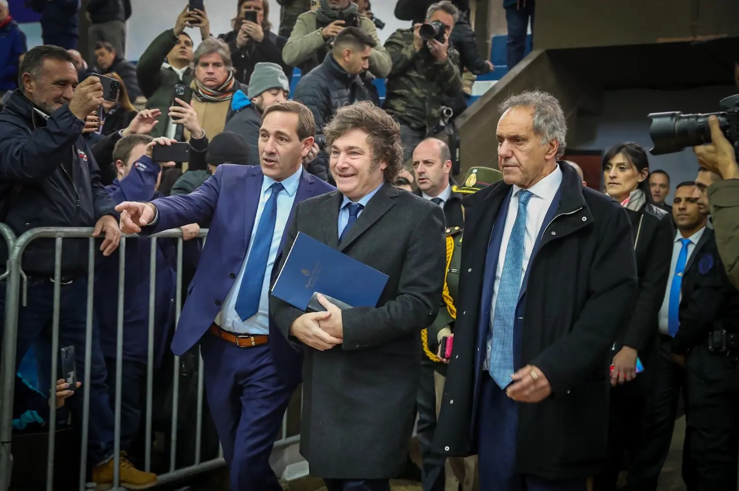Garro ingresando al evento junto al Presidente y Daniel Scioli.