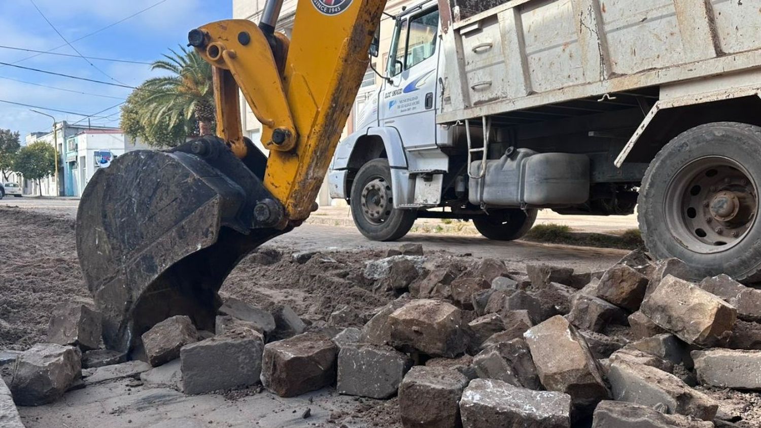 Comenzó el recambio de adoquines y la reparación completa de Andrade entre Rucci y Rocamora