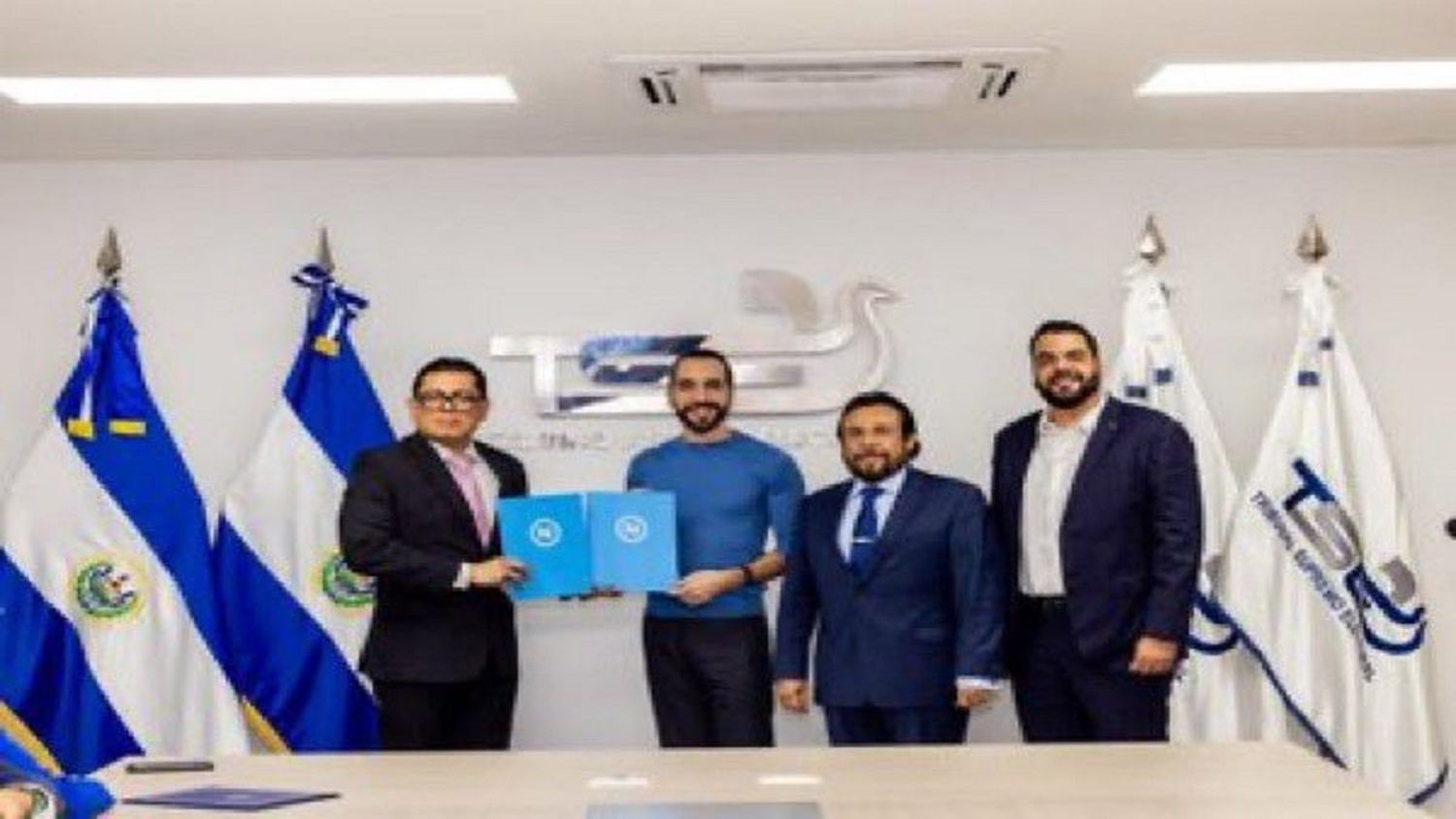 NAYIB BUKELE a la carga para la reelección: inscribe su candidatura como «el más popular»