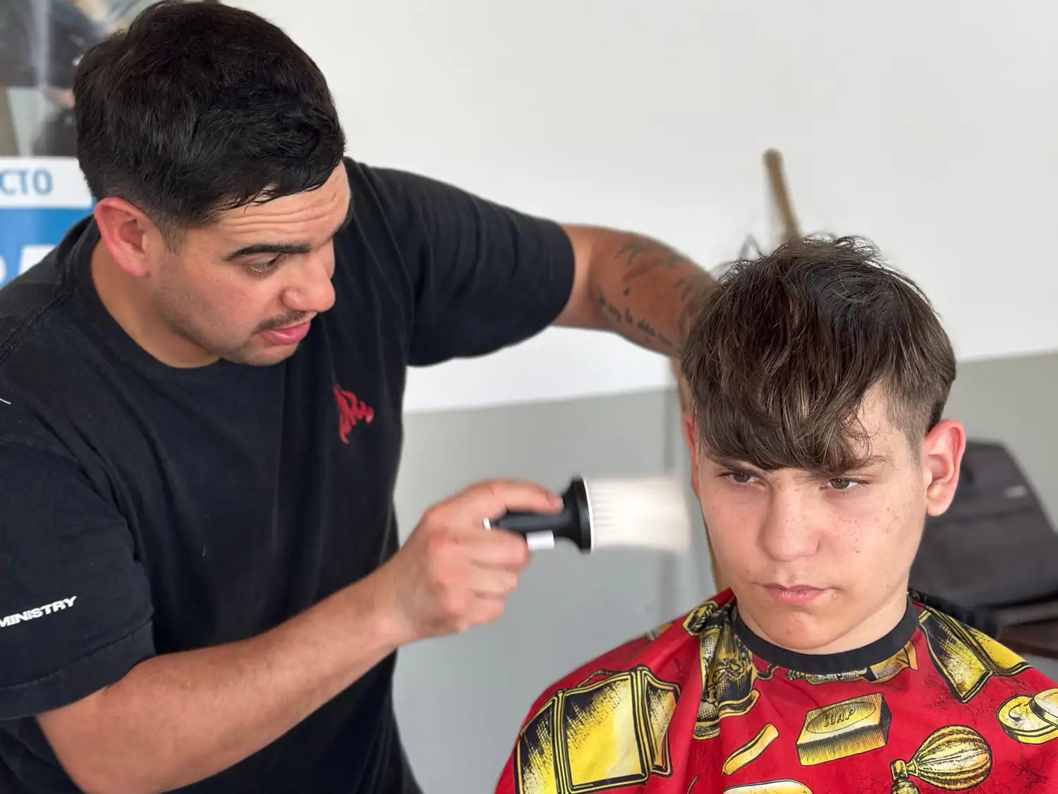 Corte de pelo gratuito para vecinos del barrio Rivadavia.