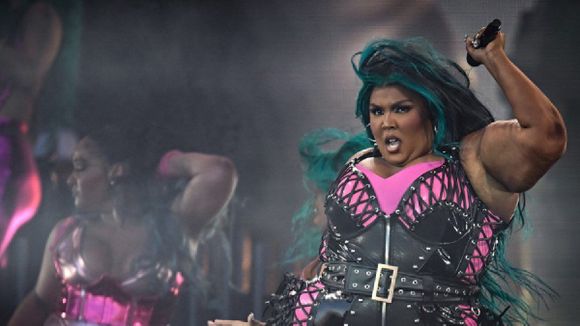 Lizzo es denunciada por acoso por tres bailarinas