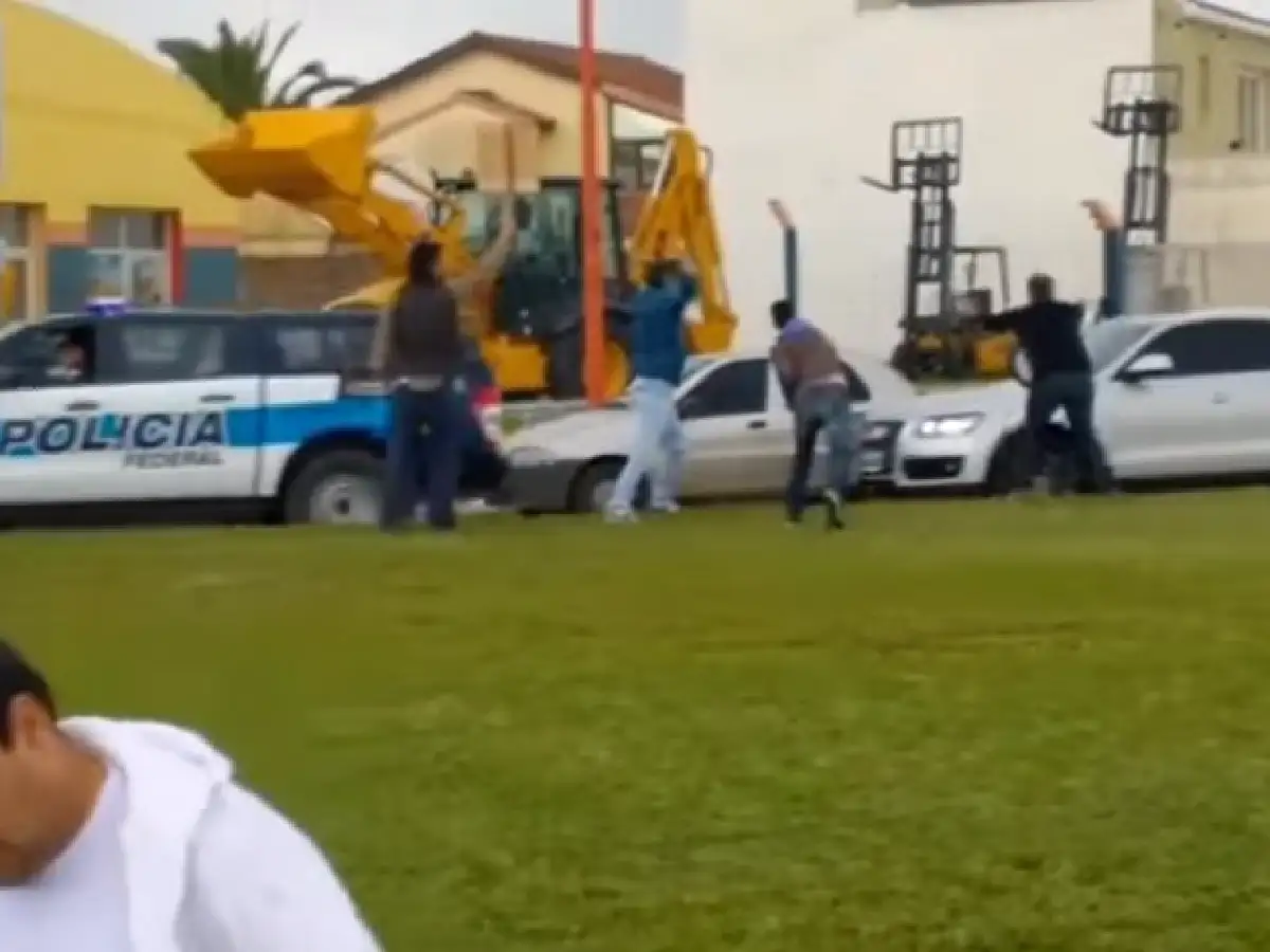 Procesaron al profesor universitario que le tiró huevos al auto del Presidente 