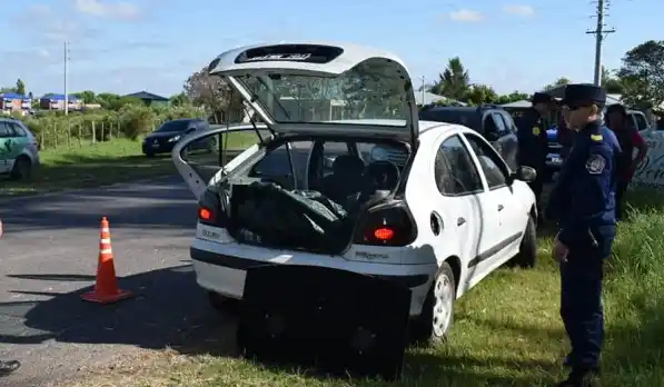 Llevaban dos vacas carneadas en el asiento y fueron detenidos