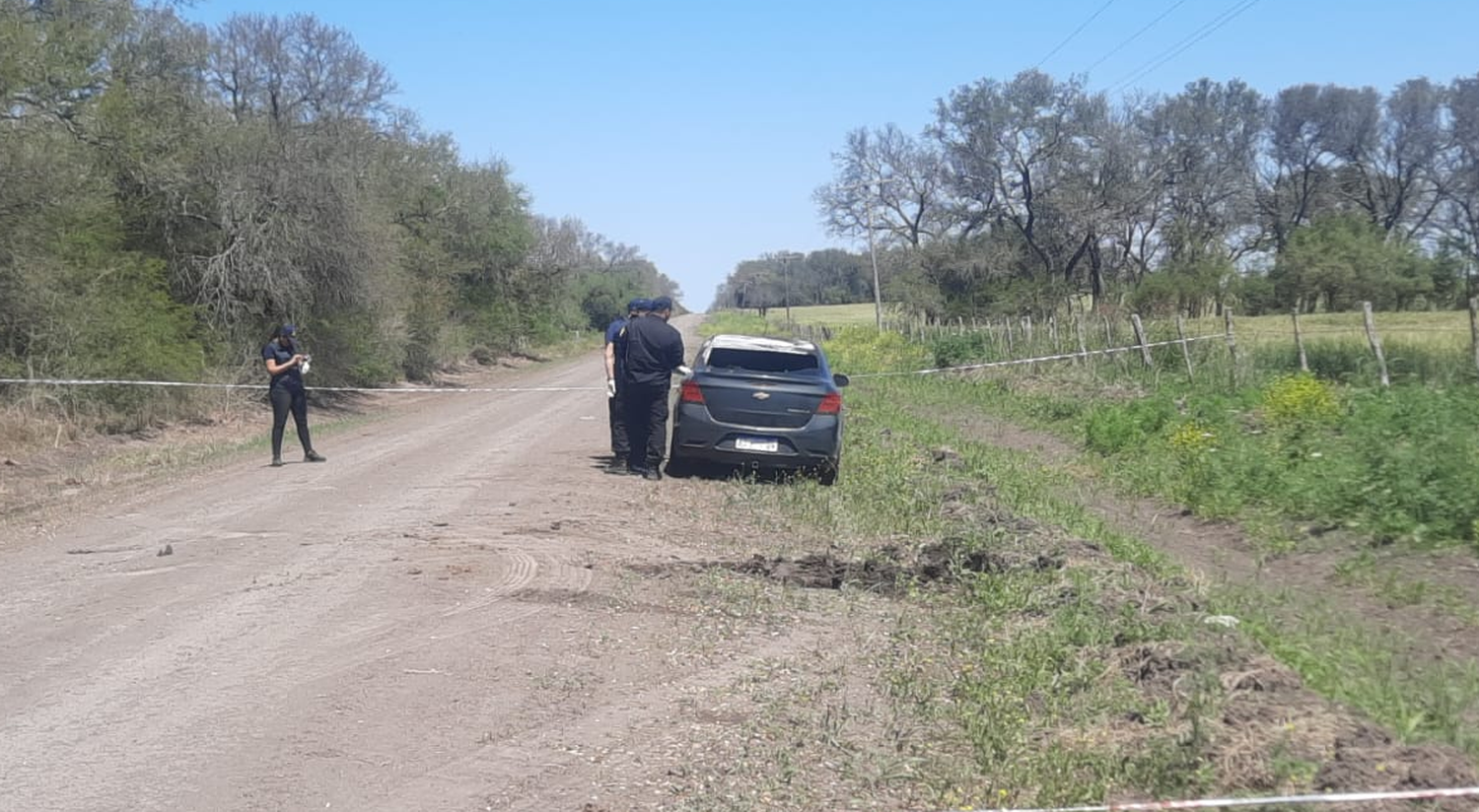 Dentro del auto fue hallado el cuerpo sin vida de un policía vial.