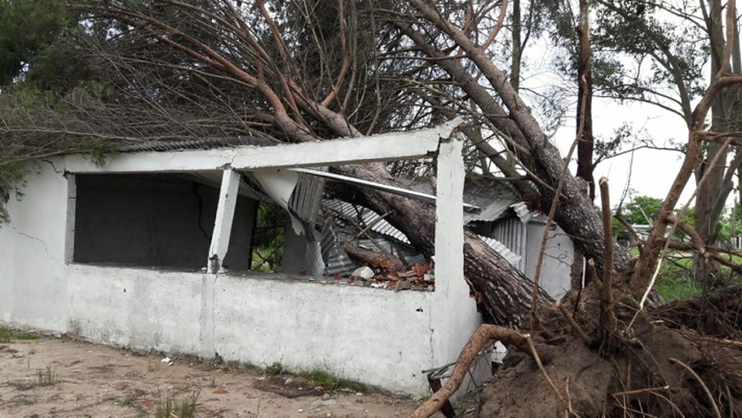 Un temporal originó graves daños en viviendas en Médanos