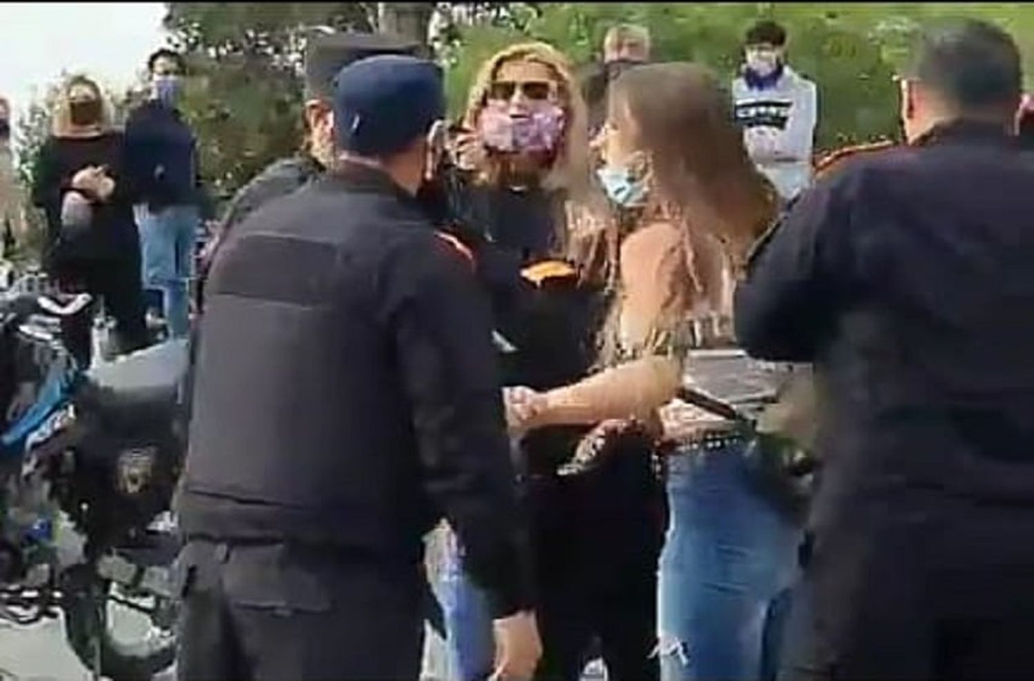 Insultos, forcejeo y despliegue policial: difunden el video de la detención de una pareja que andaba en bicicleta y sin tapabocas