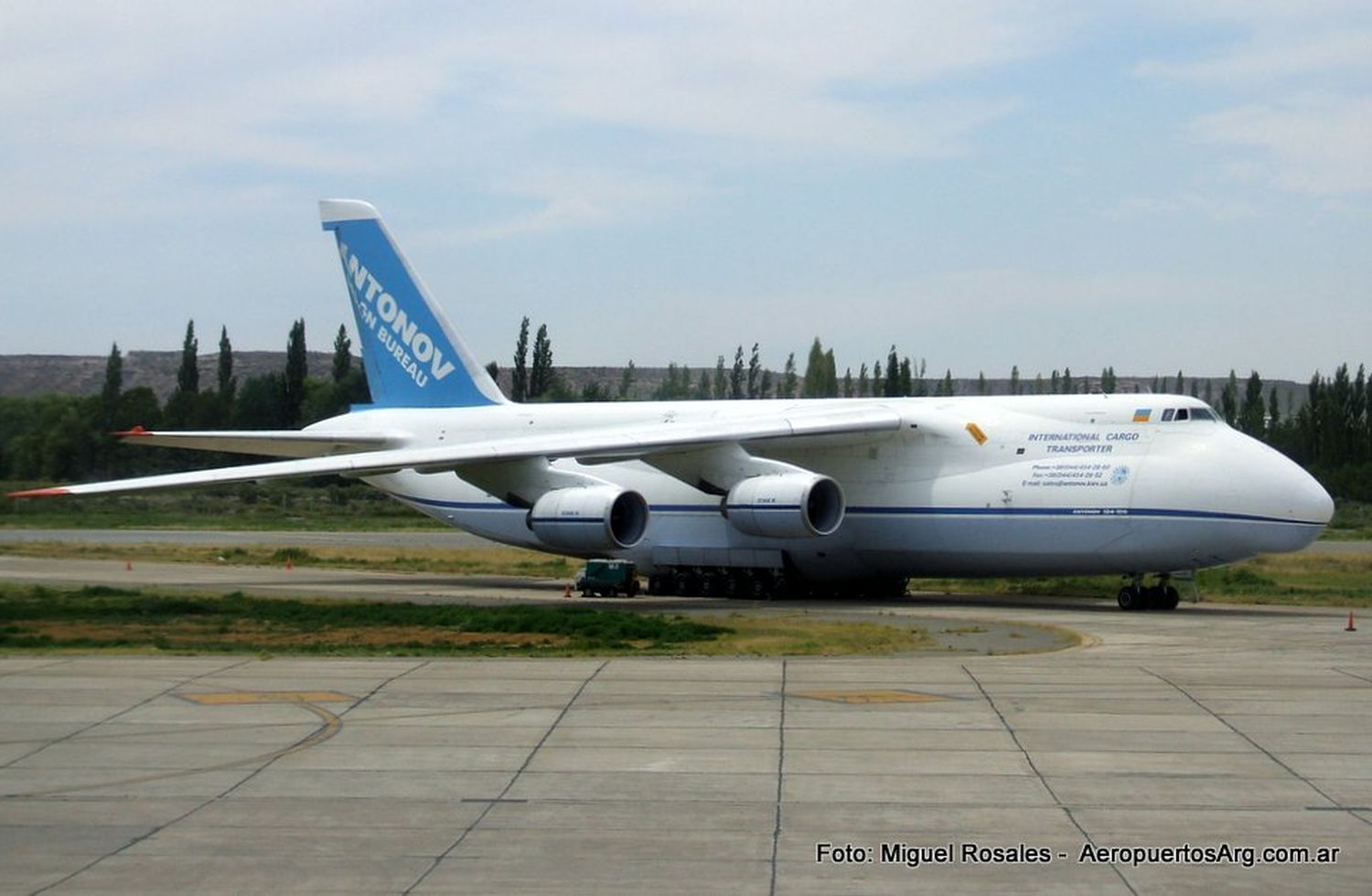 Antonov An-124 en el aeropuerto de Neuquén