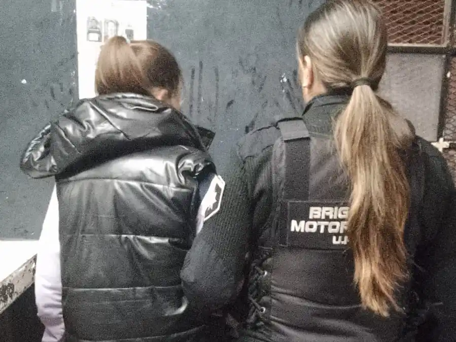 Acusan a una joven de agredir a su exnovia en un departamento céntrico y fue detenida