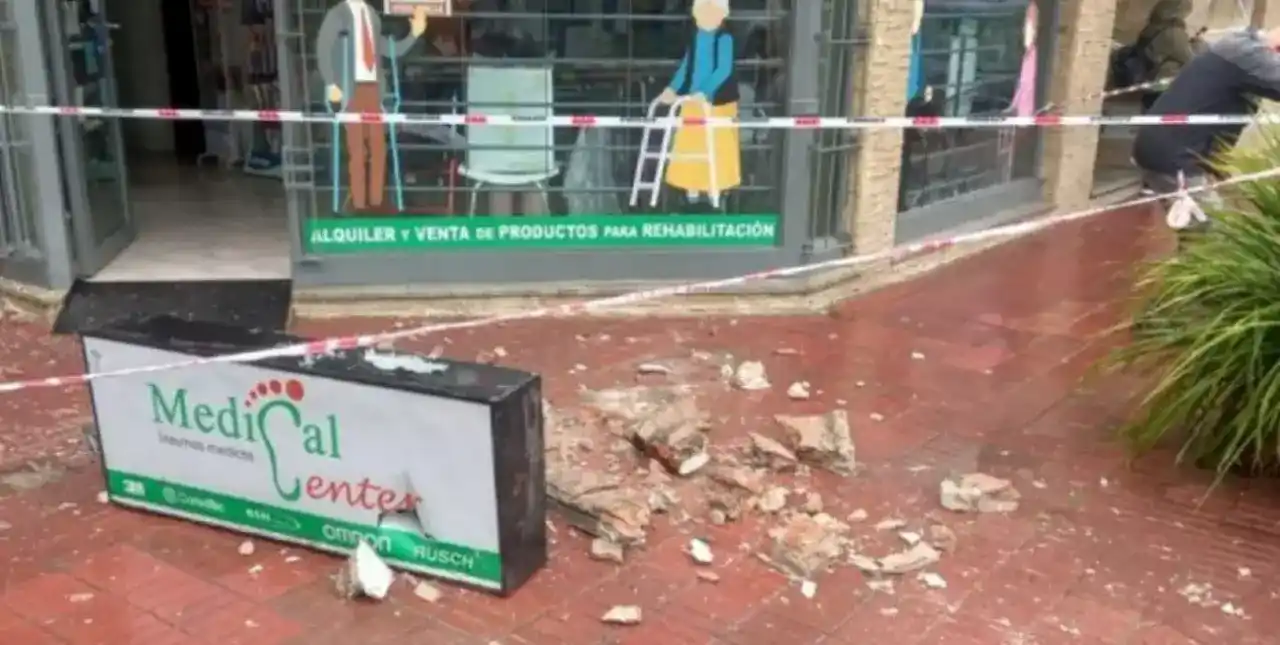 Mar del Plata: caminaba por la vereda y le cayó un cartel publicitario en la cabeza