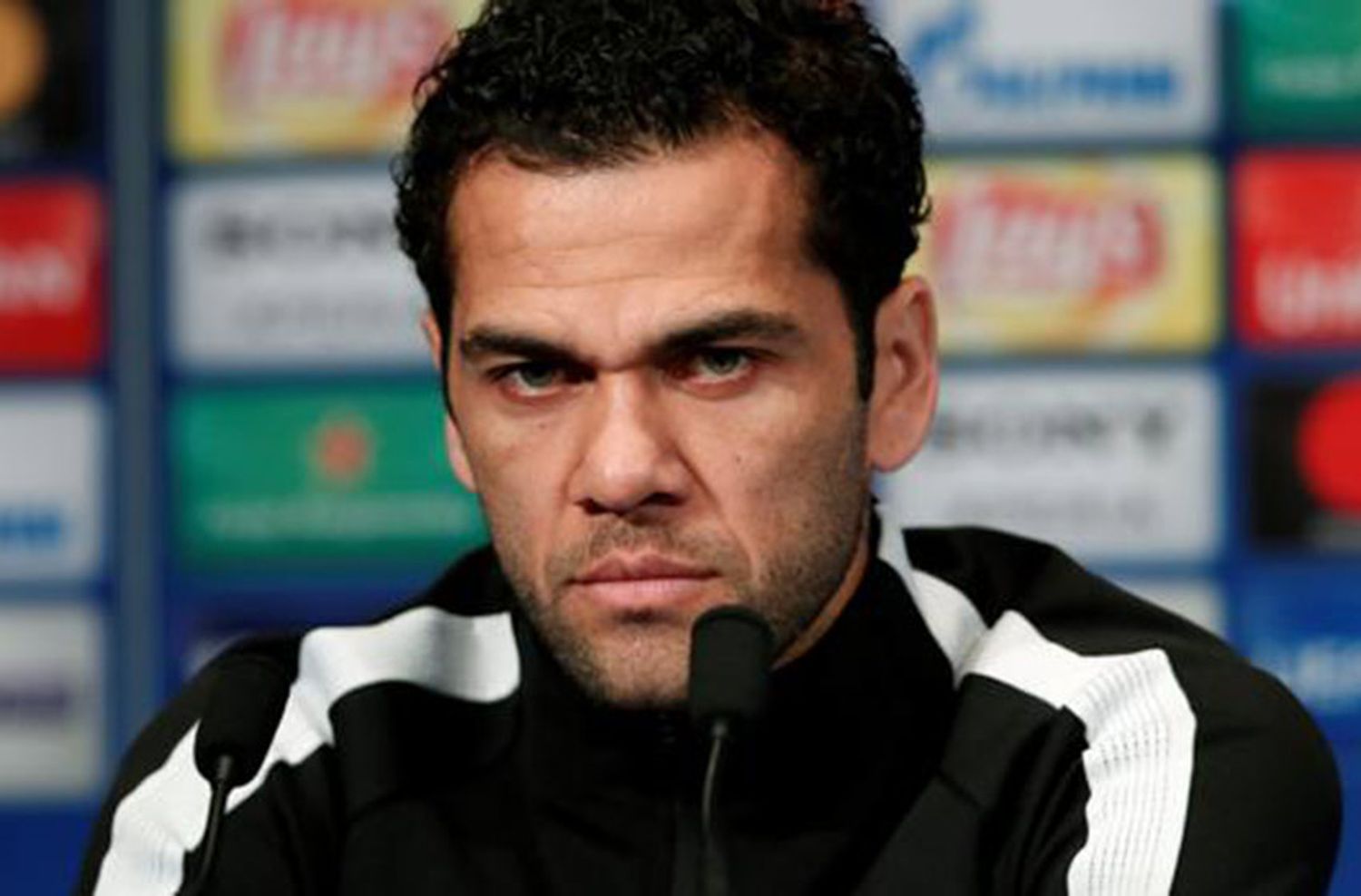 Dani Alves: «El fútbol está perdiendo su brillo»