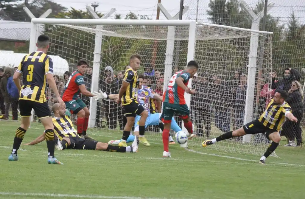 FOTO MARTÍN ANGELINI / PRENSA CÍRCULO DEPORTIVO Olimpo se vio superado en Otamendi.