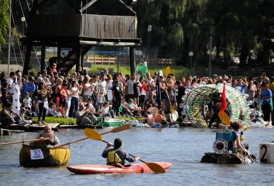 Las embarcaciones hechas con materiales reciclados se lucieron en el Lago del Fuerte