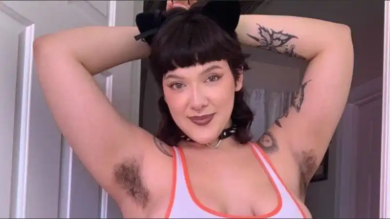 Gana más de 18 millones de pesos al mes vendiendo fotos de sus axilas sin depilar