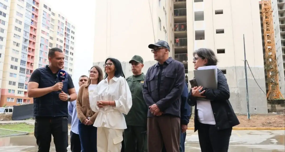 El gobierno de Venezuela entregó viviendas a los damnificados por los terremotos.