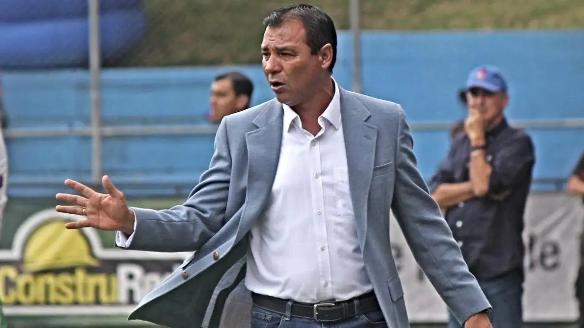 Mauricio Tapia intenta trascender en Comunicaciones de Guatemala.