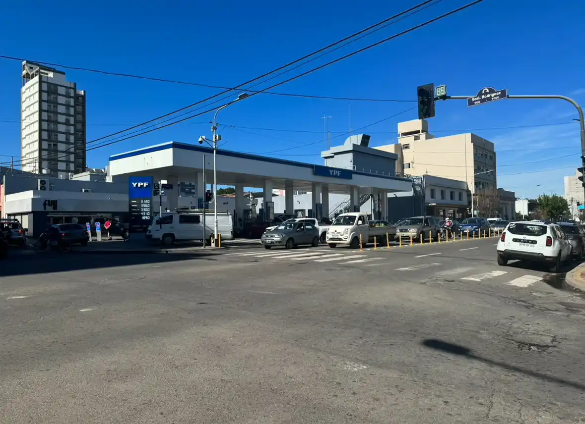 ¿Cuáles son las estaciones de servicio que están despachando nafta?