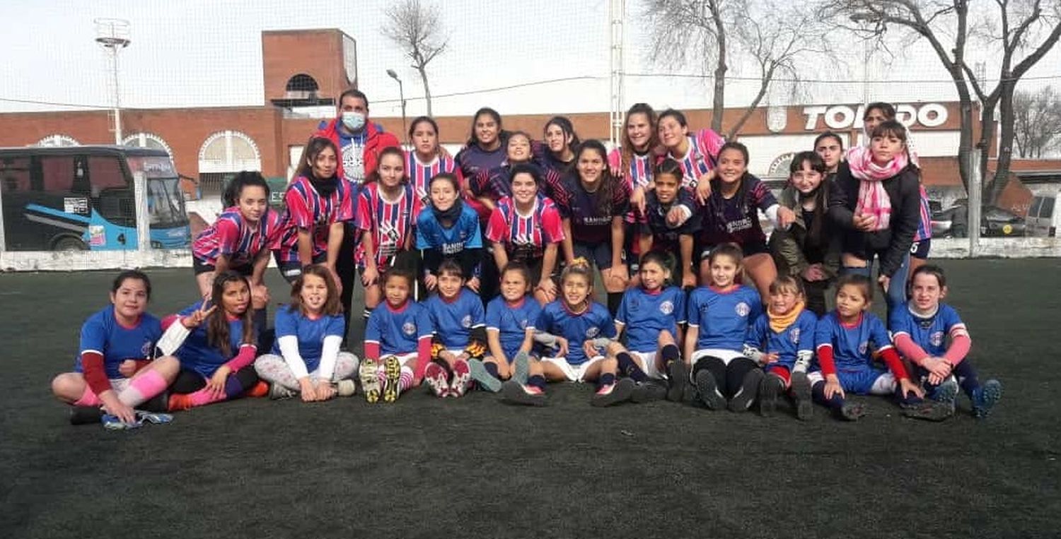 Tres categorías femeninas de Unidos La Movediza jugaron en Mar del Plata