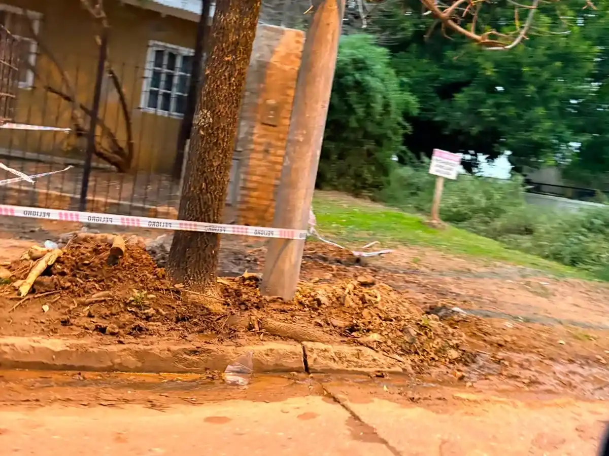Advierten por una pérdida de agua en Rómulo Naón e Yrigoyen