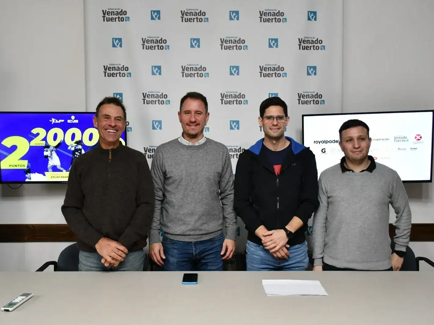 Juan Ignacio Pellegrini, junto a Marcelo Morelli, Fabián Montanari y Andrés Degreef, de Atlas Pádel Center. Foto: MVT