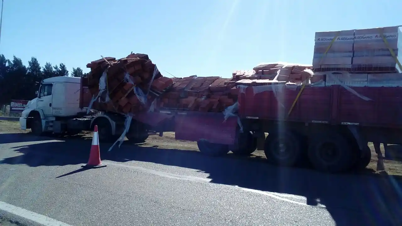 Volcó su carga sobre la cinta asfáltica