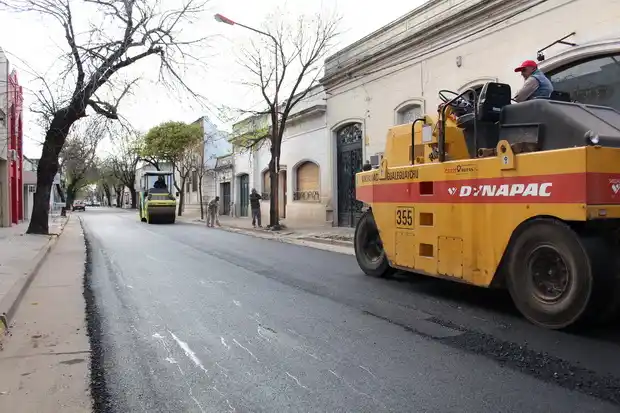 Continúan los trabajos de mejoramiento en la calle Bolívar