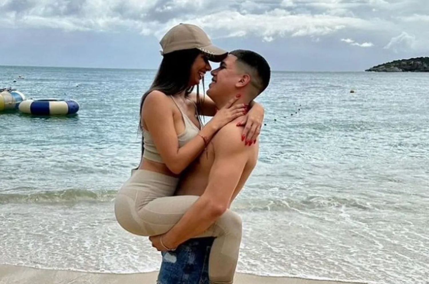 De paseo en Buzios, Thiago Medina le dedicó un romántico mensaje a Daniela Celis