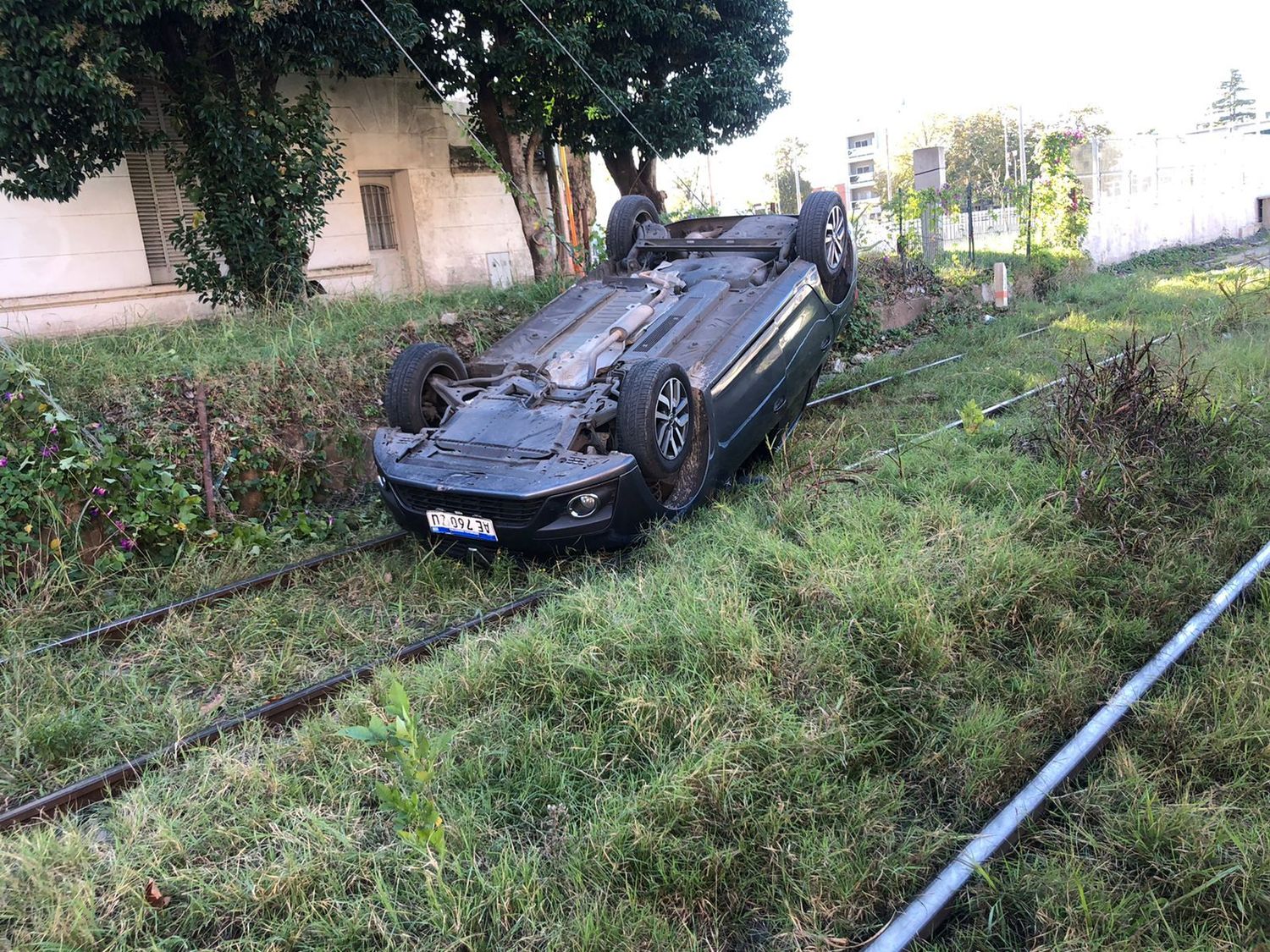 Video: Conductor ebrio vuelca y termina en las vías del tren en La Plata