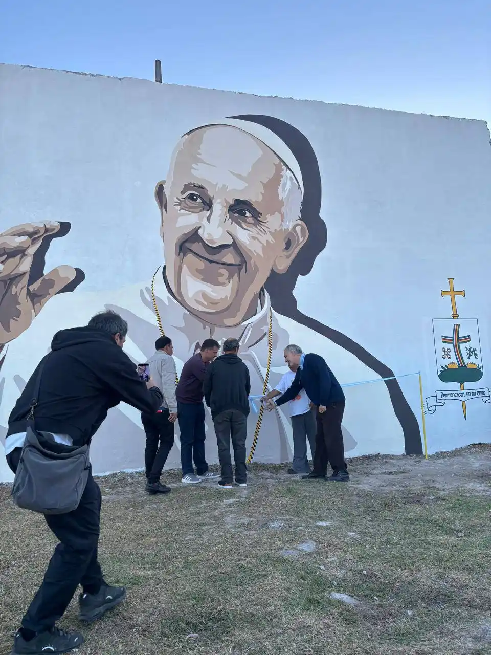 “Nadie se salva solo”: mural comunitario en Iporá y un mensaje del obispo Liébana que invita a la fraternidad