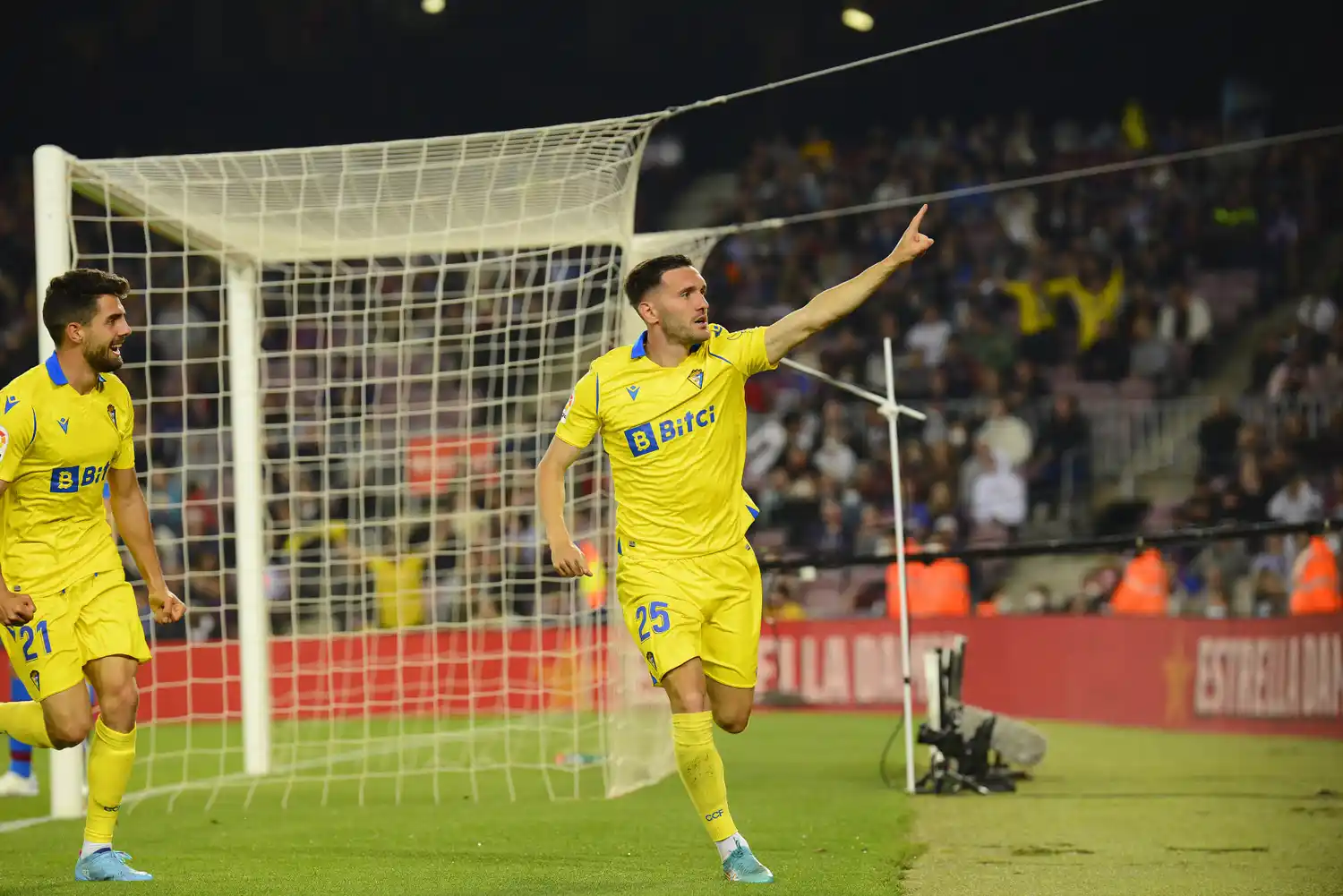 Con un Ledesma inmenso, Cádiz festejó en el Camp Nou