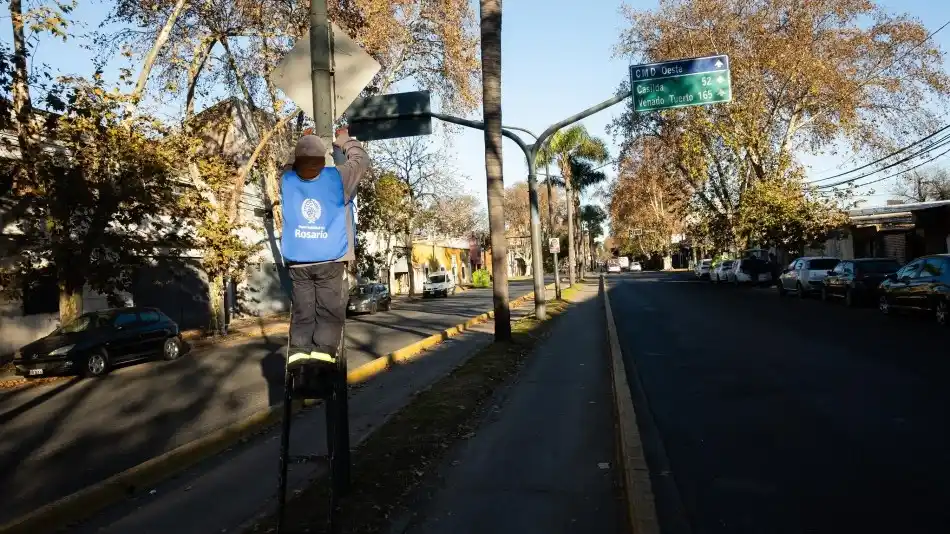 Empezó el operativo de limpieza de propaganda política en las calles de Rosario tras las elecciones
