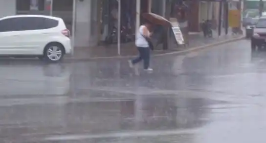 Paraná: un temporal provocó voladuras de techos y caída de árboles 