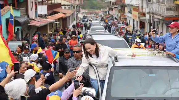 «Aquí nunca más una mujer venezolana va a bajar la cabeza por una bolsa de comida», prometió María Corina