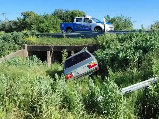 Insólito accidente cerca de María Luisa: despistaron, dejaron el auto y se fueron a dormir
