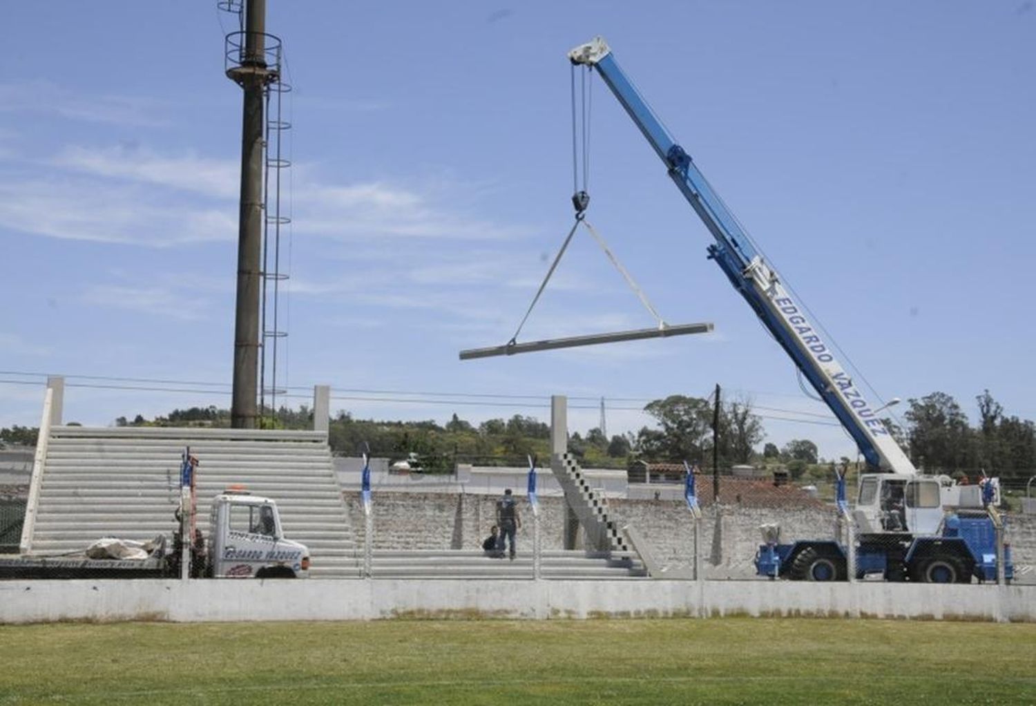 La colocación de la tribuna que resta armar en el  Estadio San Martín, una obra perdida en el tiempo