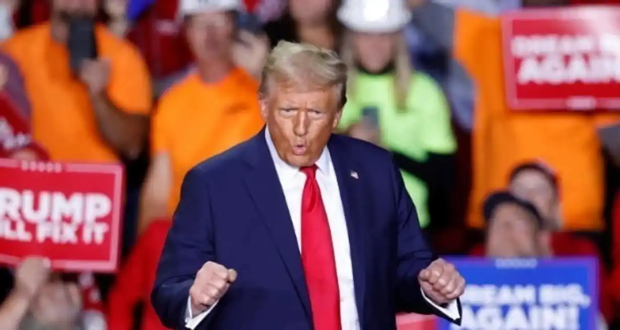 Donald Trump, nuevamente victorioso, como en 2016. Fue elegido para presidir EE.UU. durante el periodo 2025-2029. Kamil Krzacynski/AFP/DW