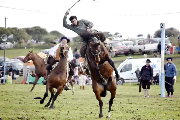 Los jinetes del Festival de Jesús María deberán usar casco y chaleco