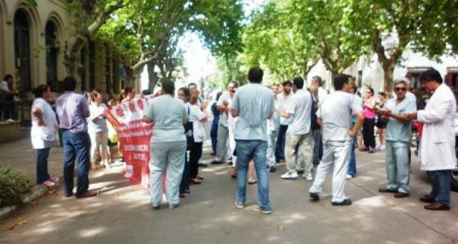 Los médicos no cobrarán al menos hasta el martes