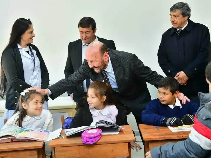 En Tacaaglé, Insfrán inauguró la
nueva escuela de colonia 25 de Mayo