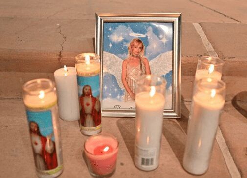 Seguidores hicieron un altar en el lugar donde Hutchins murió por un disparo de Alec Baldwin. Foto AFP