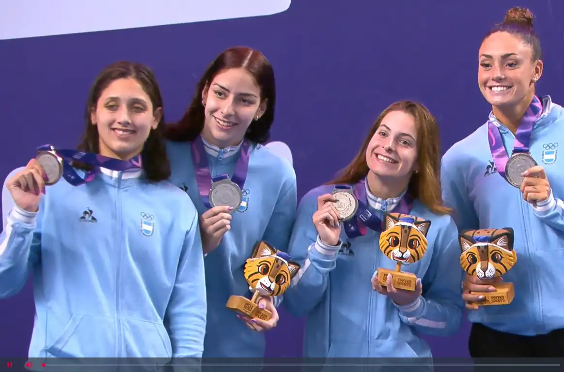 Lucía Gauna en el podio de la posta 4x200 libres femenina.