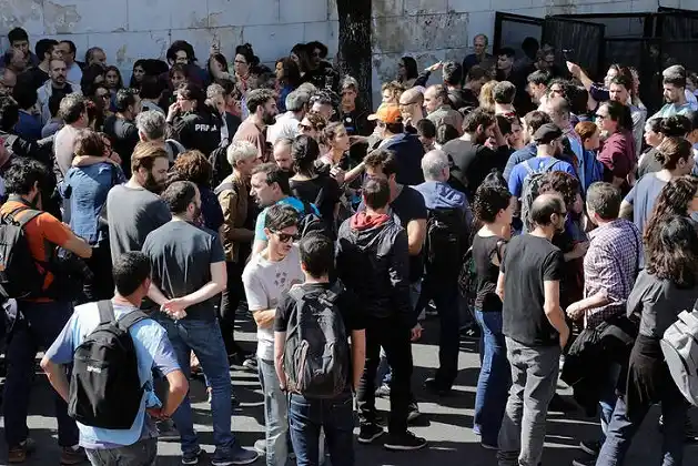 Despidos en Clarín: los trabajadores responden con un paro