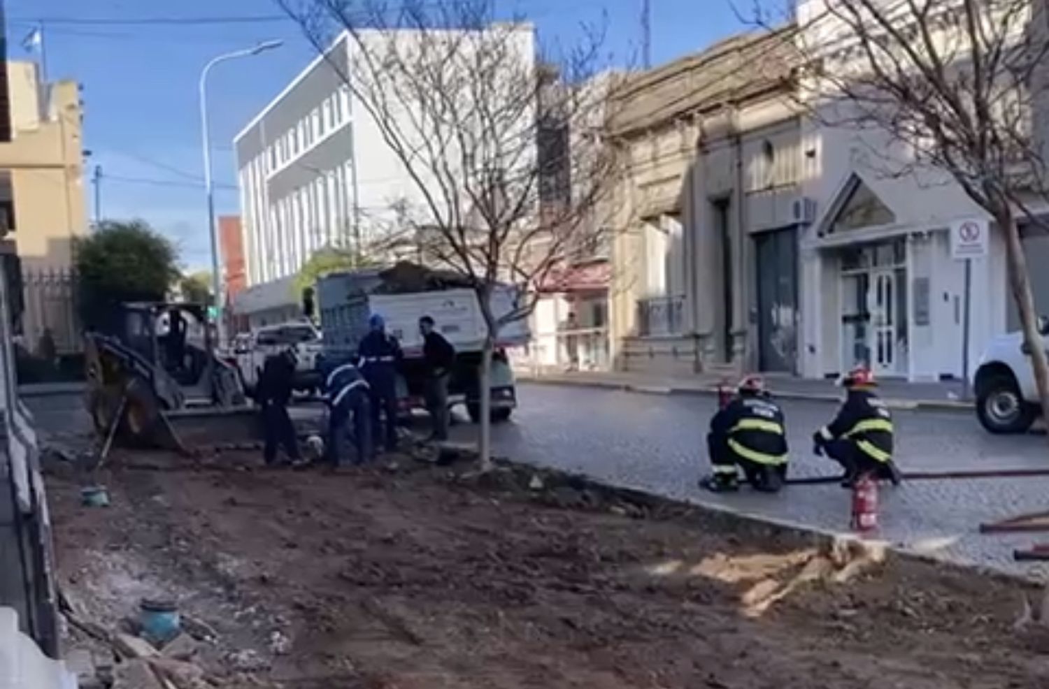 Se dañó un caño de gas mientras reparaban las veredas del Municipio y evacuaron el edificio Martín Rodríguez