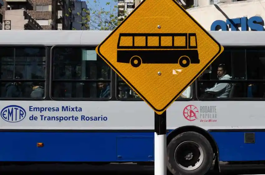 Un colectivo se acercó a la parada a subir pasajeros y atropelló a una mujer