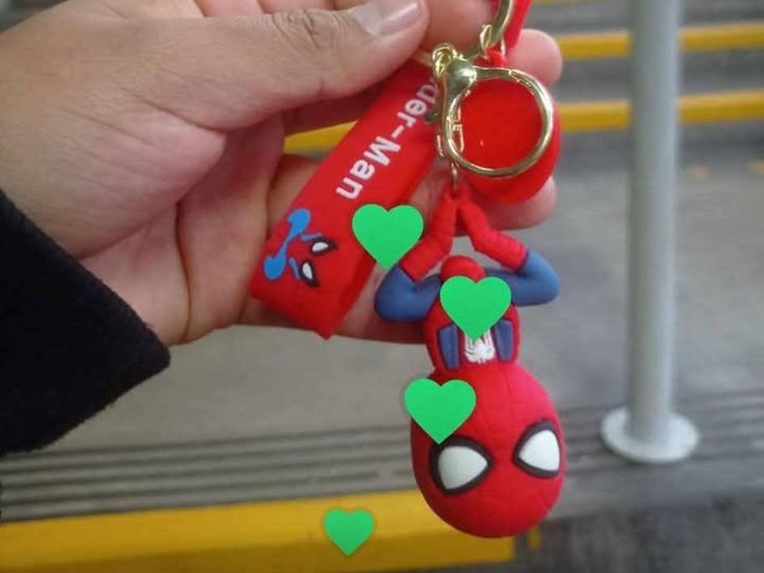 Buscan llavero del hombre araña