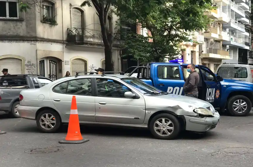 Un heridos tras un choque entre un auto y una moto en el centro rosarino