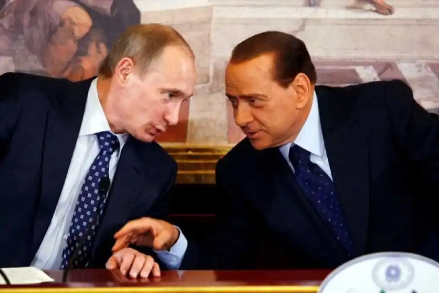 Putin rinde homenaje a Berlusconi como un "querido" y sabio amigo