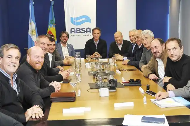 Katopodis firmó convenios de obras de agua potable y saneamiento con intendentes