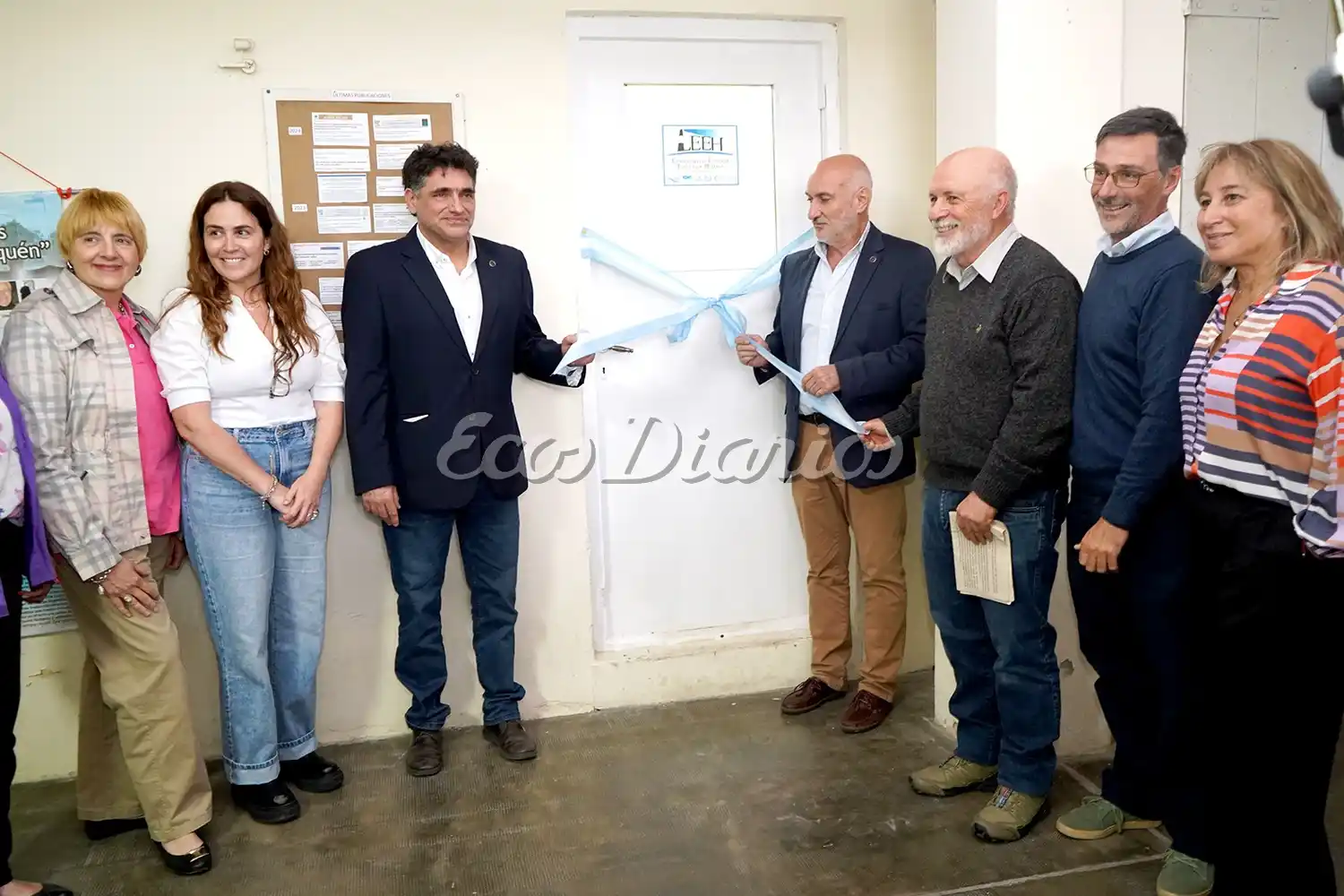 Corte de cintas. Nuevo equipamiento para el Laboratorio